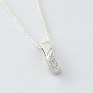 [遺骨ペンダント・樹脂タイプ完全防水] メモリアルジュエリーMS02 【K10WG・メレーダイヤ7石】