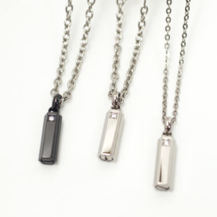 STORY1 ご兄弟お揃いでお母さんのご遺骨を胸に