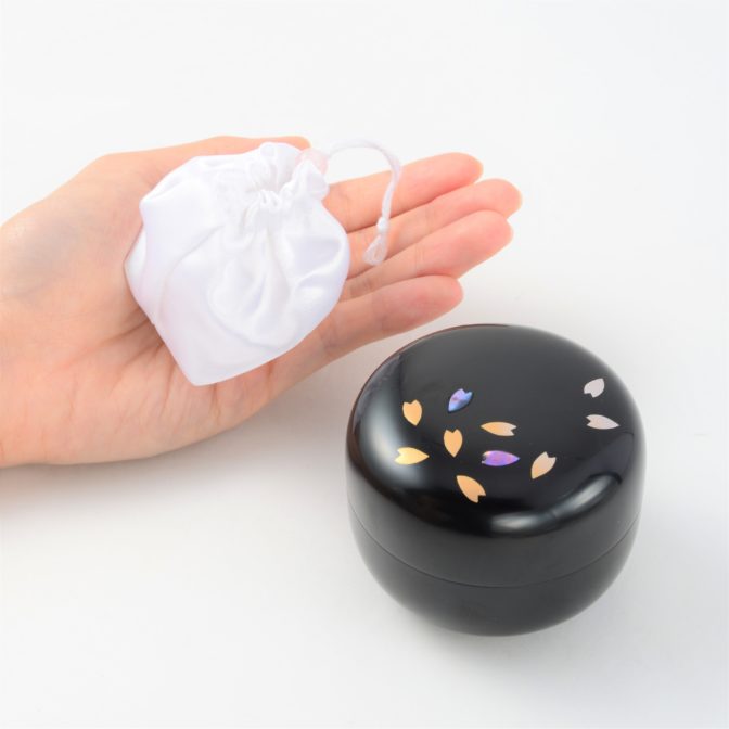 こころ 偲桜 蒔絵・螺鈿の美しいミニ骨壷 総漆塗り