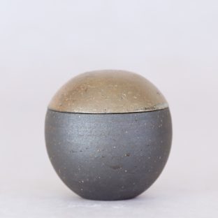 信楽焼の手元供養用骨壷　ふるさと・大地 球型タイプ　Ⅿサイズ 納骨袋付