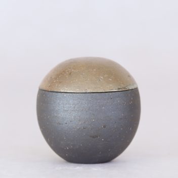 信楽焼の手元供養用骨壷　ふるさと・大地 球型タイプ　Ⅿサイズ 納骨袋付