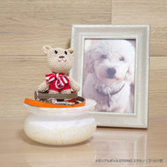 首輪やリードなどの形見を共に飾れる硝子のお骨壷