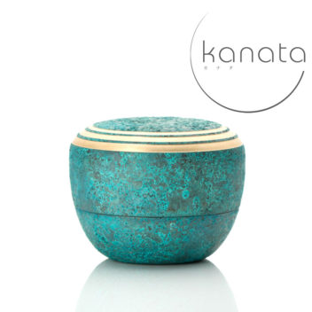 日本製 グッドデザイン 重厚感ある金属製のメモリアルボトル カナタ 青銅色