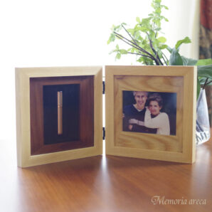 ミニ骨壷収納型写真立て メモリアルフォトスタンド [ダブルフレーム] ナチュラル