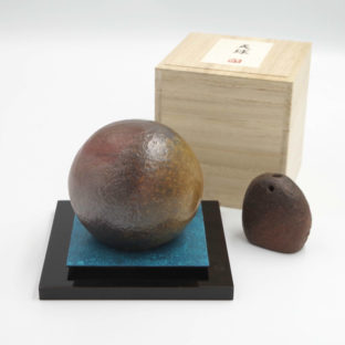 手元供養用ミニ骨壷 備前焼オブジェタイプの分骨壷 「天球」敷板・一輪挿し付