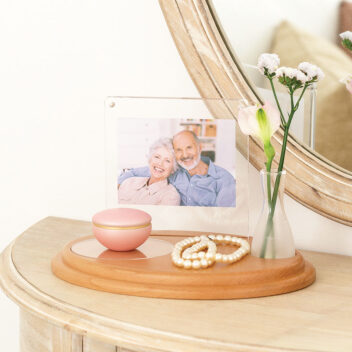 Soul Stage ソウルステージ 【 F　エフ　ナチュラル】　シンプルな木製ステージに写真たてと花たてがセットに