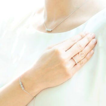 【MB03/K10WG】メモリアルブレスレット 完全防水樹脂埋封ジュエリー 10金ホワイトゴールド×誕生石3mm×3石